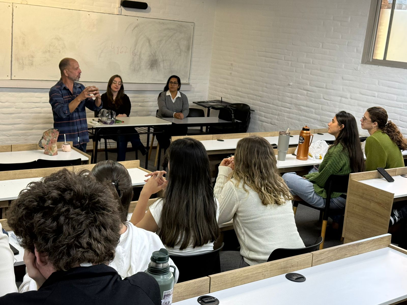 Charla sobre ejercicio profesional junto a estudiantes de la UCC